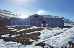 Karmodin esivalmistetut rakennukset jälleen yläosassa; Uusi laitos hiihtokeskukselle Ergan-vuorelle