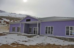 Karmodin esivalmistetut rakennukset jälleen yläosassa; Uusi laitos hiihtokeskukselle Ergan-vuorelle